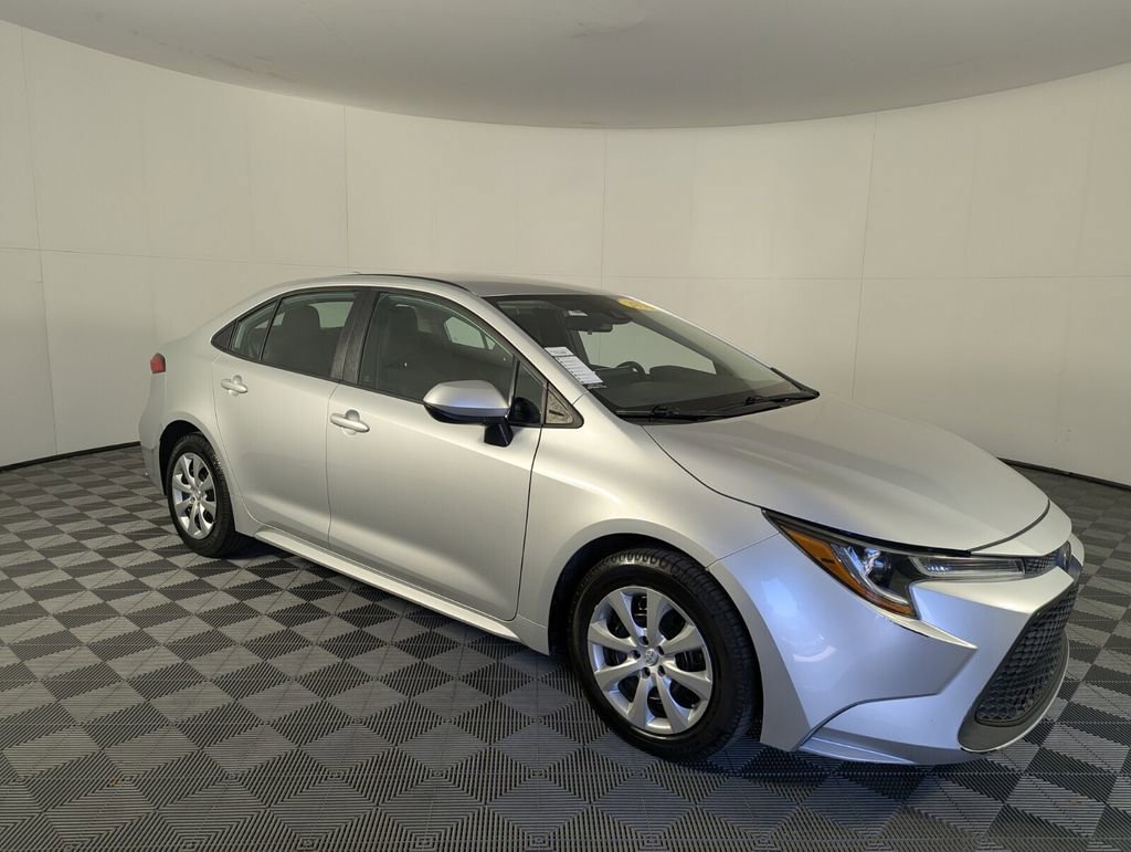 Used 2020 Toyota Corolla LE image 2