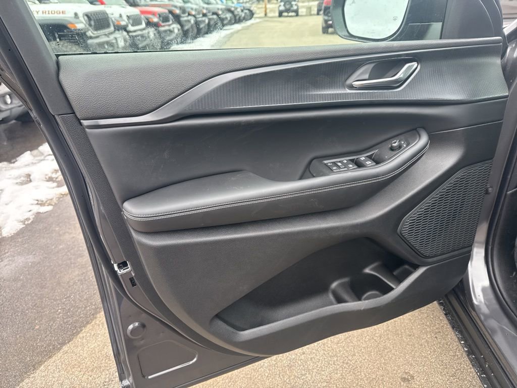 New 2026 Jeep Grand Cherokee Laredo image 18