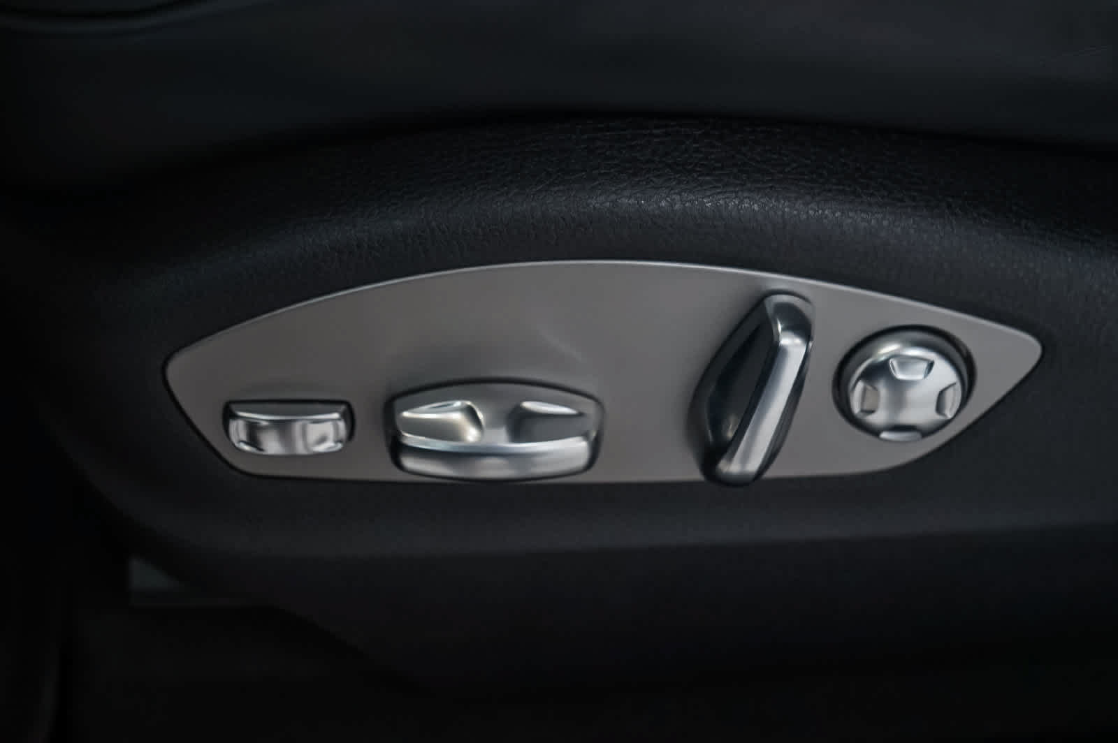 Certified 2026 Porsche Macan Turbo AWD/4WD image 22