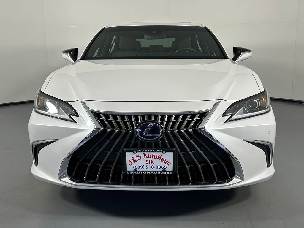 Used 2022 Lexus ES 300h w/ Luxury Package FWD image 2