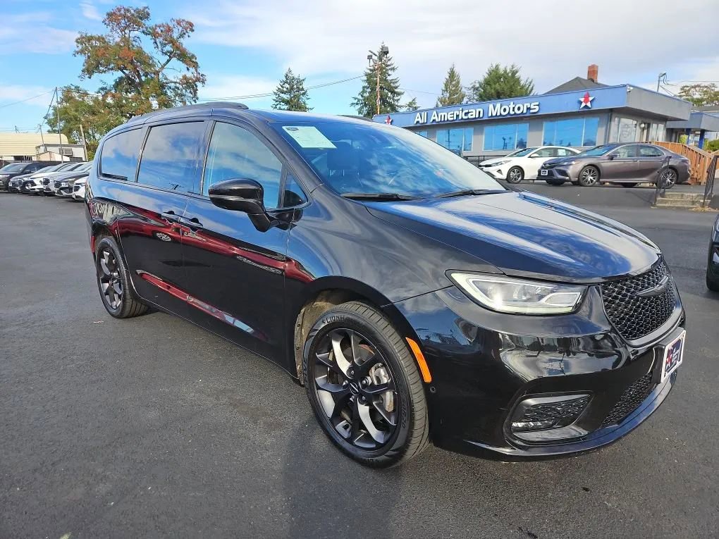 Used 2021 Chrysler Pacifica Limited w/ Uconnect Theater Family Group