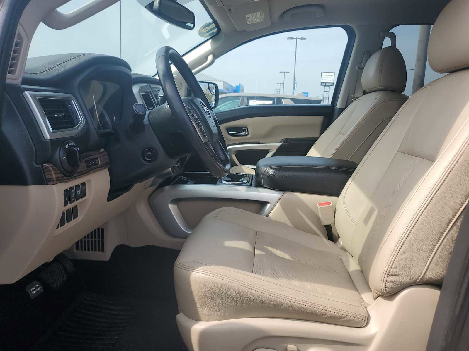Used 2018 Nissan Titan SL image 14