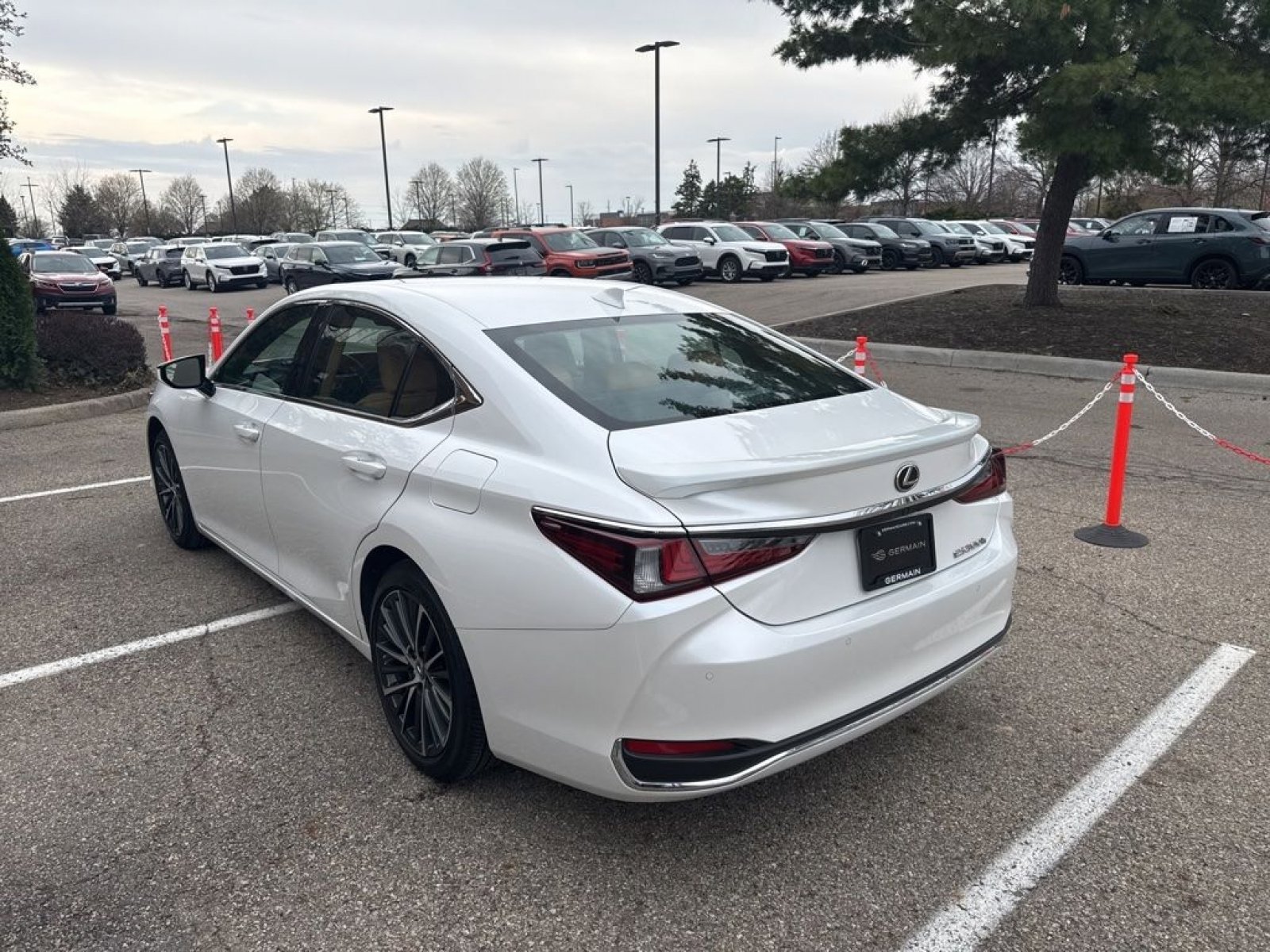 Used 2025 Lexus ES 300h w/ Premium Package image 16