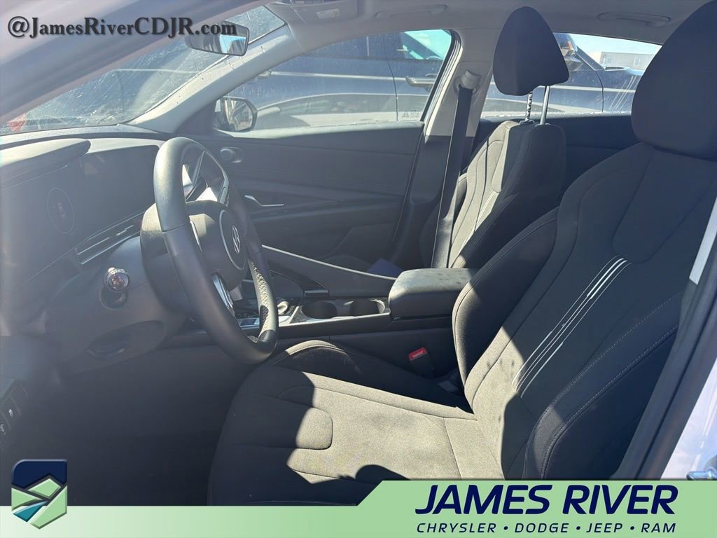 Used 2025 Hyundai Elantra SEL image 2