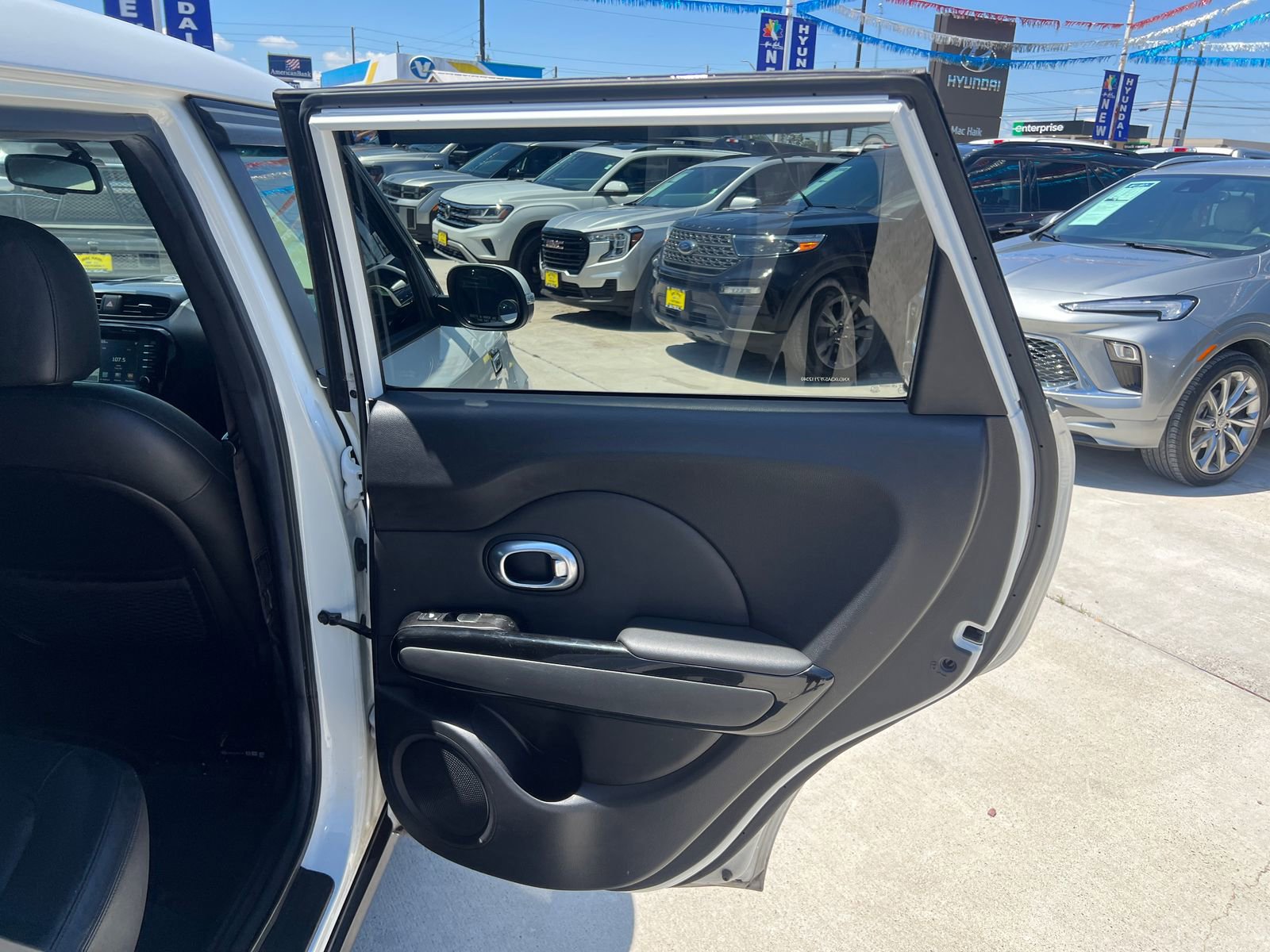 Used 2015 Kia Soul ! w/ Sun & Sound Package FWD image 14