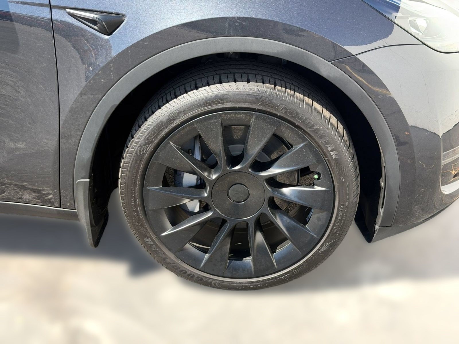 Used 2024 Tesla Model Y 2WD image 10