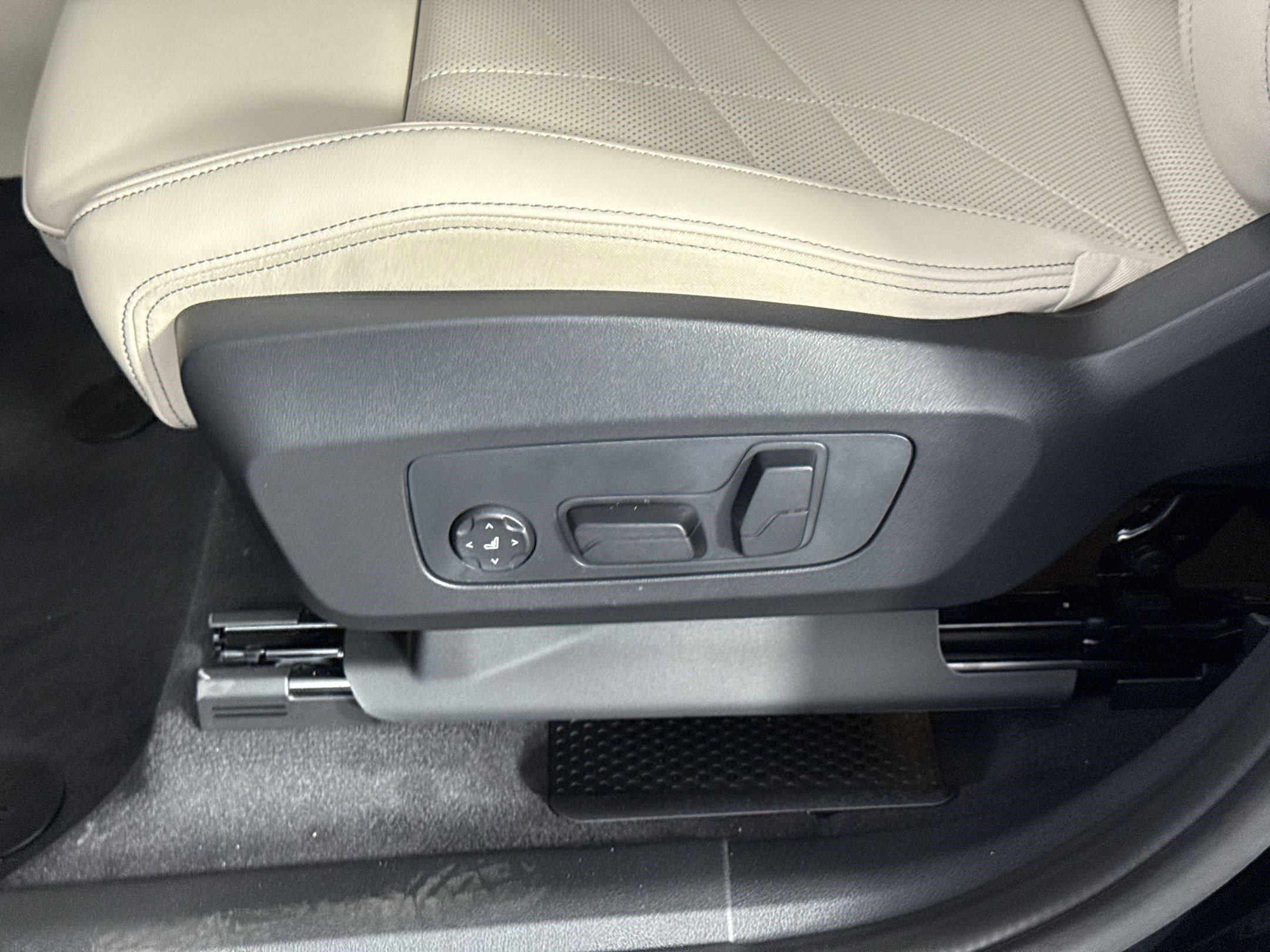 Used 2025 BMW X1 xDrive28i w/ Technology Package image 12