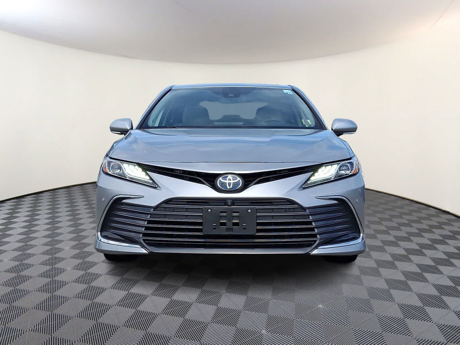 Used 2022 Toyota Camry XLE w/ Navigation Upgrade Package FWD image 3