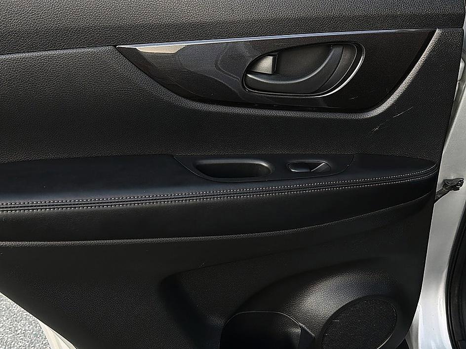 Used 2019 Nissan Rogue S image 9