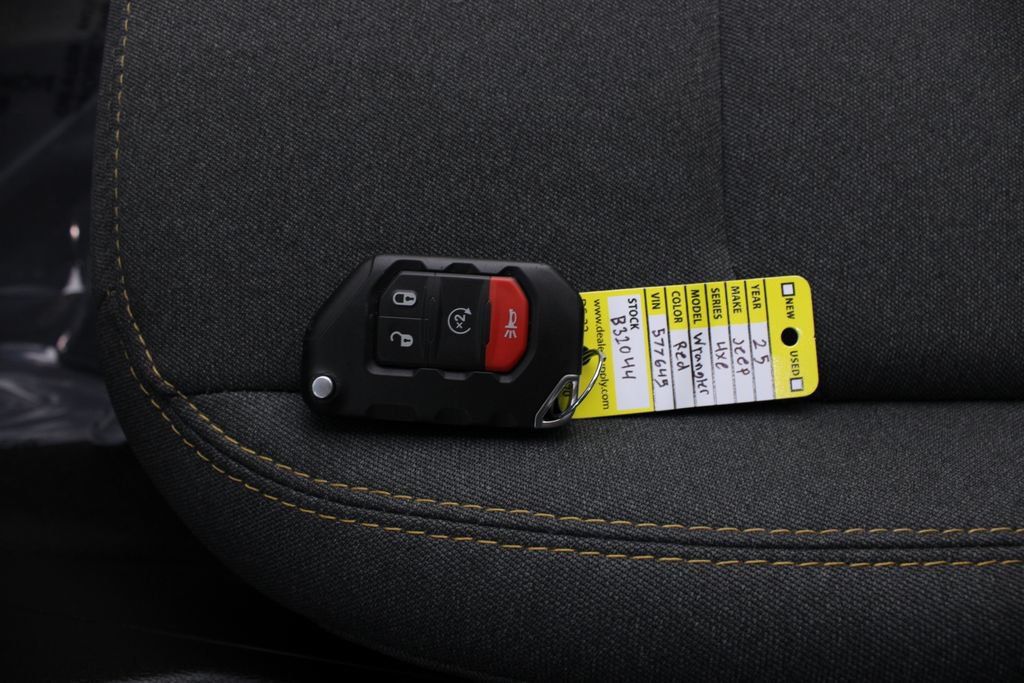 Used 2025 Jeep Wrangler Unlimited Sahara w/ Safety Group AWD/4WD image 7
