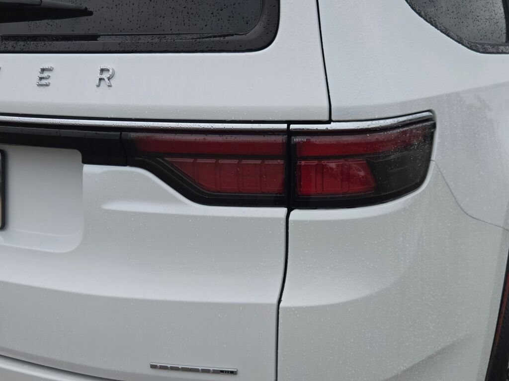 Used 2023 Jeep Wagoneer Series III w/ Preferred Equipment Group image 12