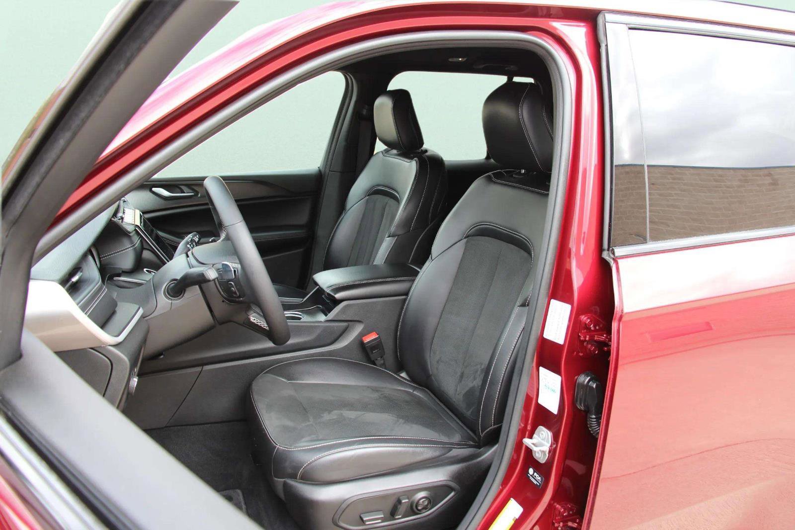 Used 2025 Jeep Grand Cherokee Altitude image 14