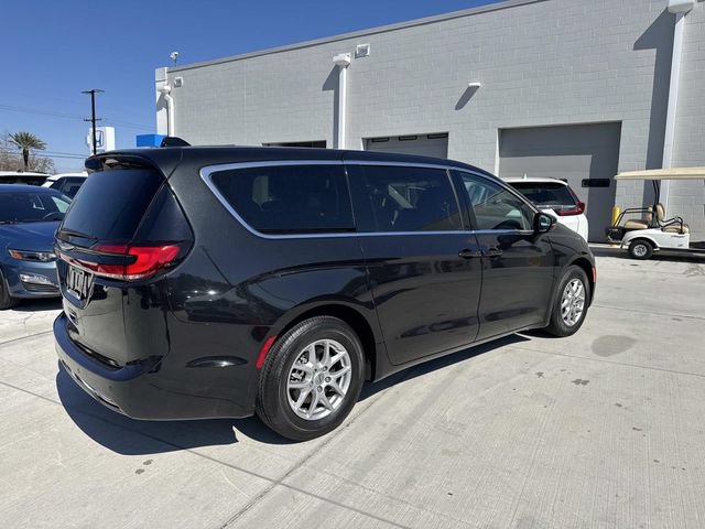 Used 2023 Chrysler Pacifica Touring-L FWD image 7