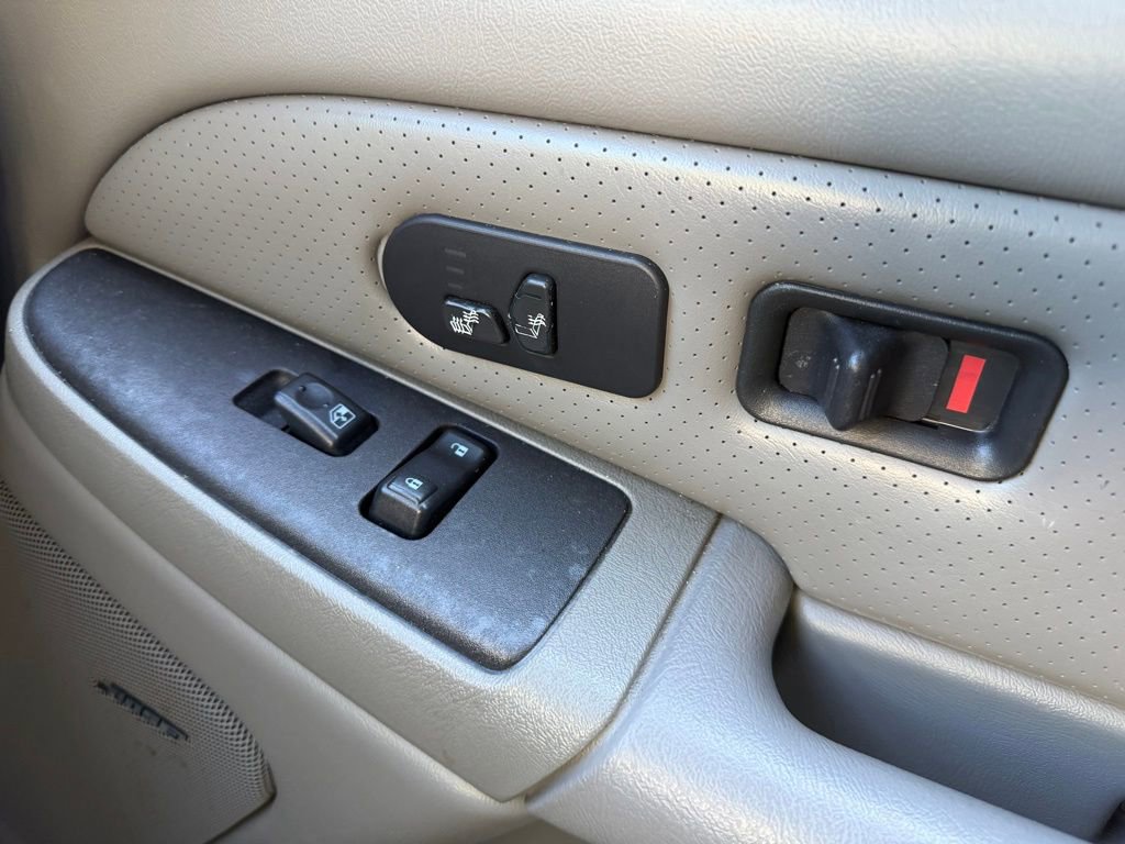 Used 2004 Cadillac Escalade EXT image 24