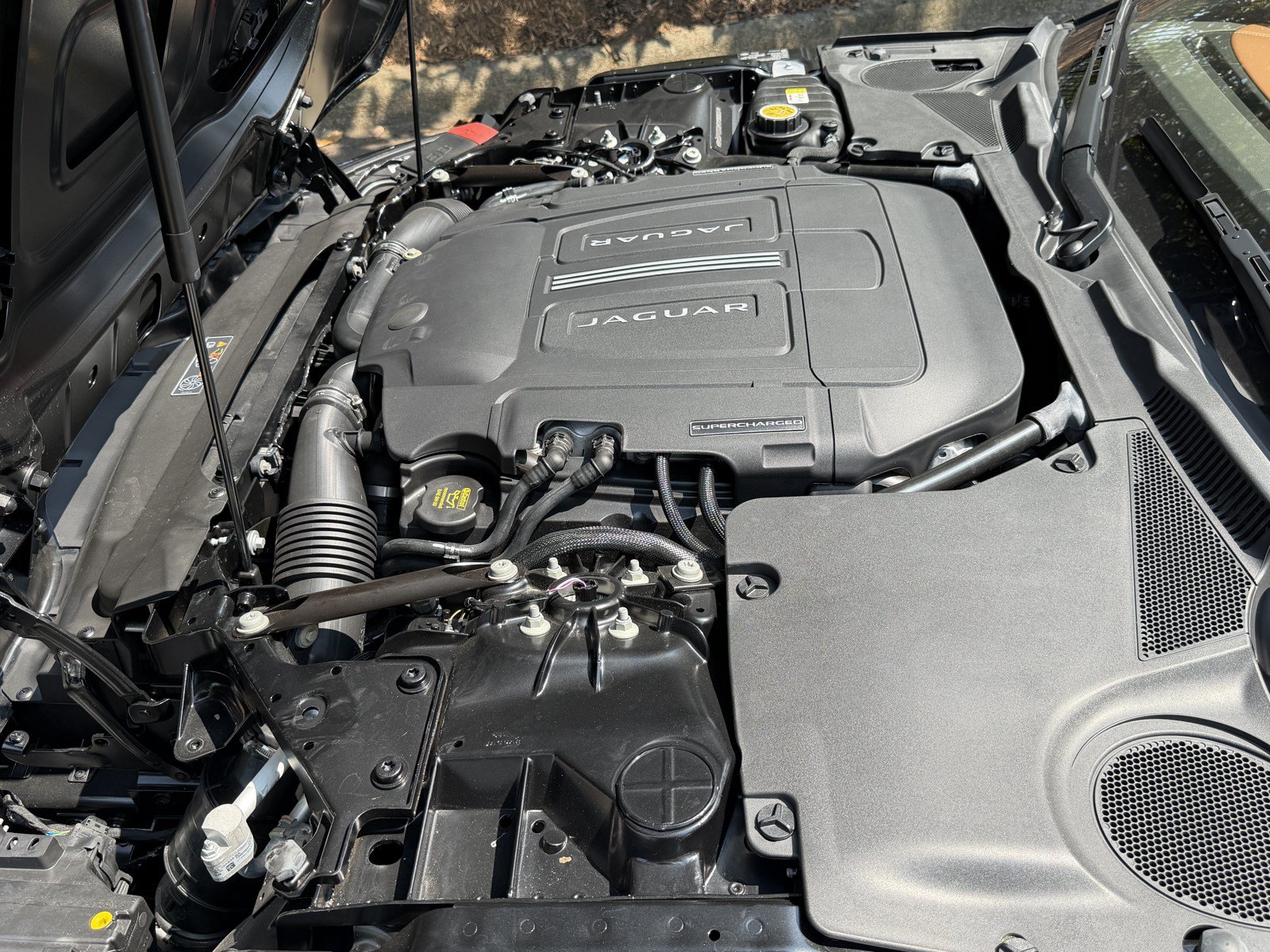 Used 2024 Jaguar F-TYPE R-Dynamic RWD image 9