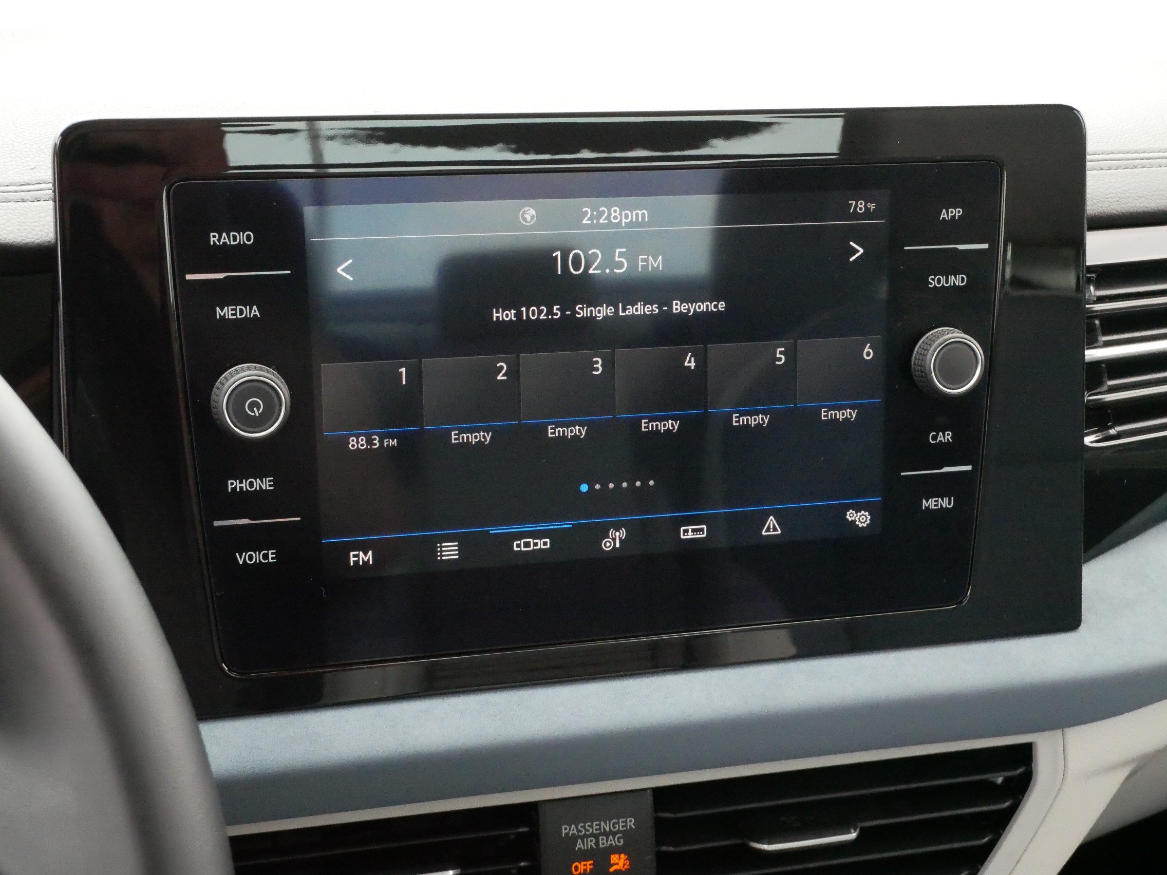 Used 2025 Volkswagen Jetta SE w/ Sunroof Package FWD image 22