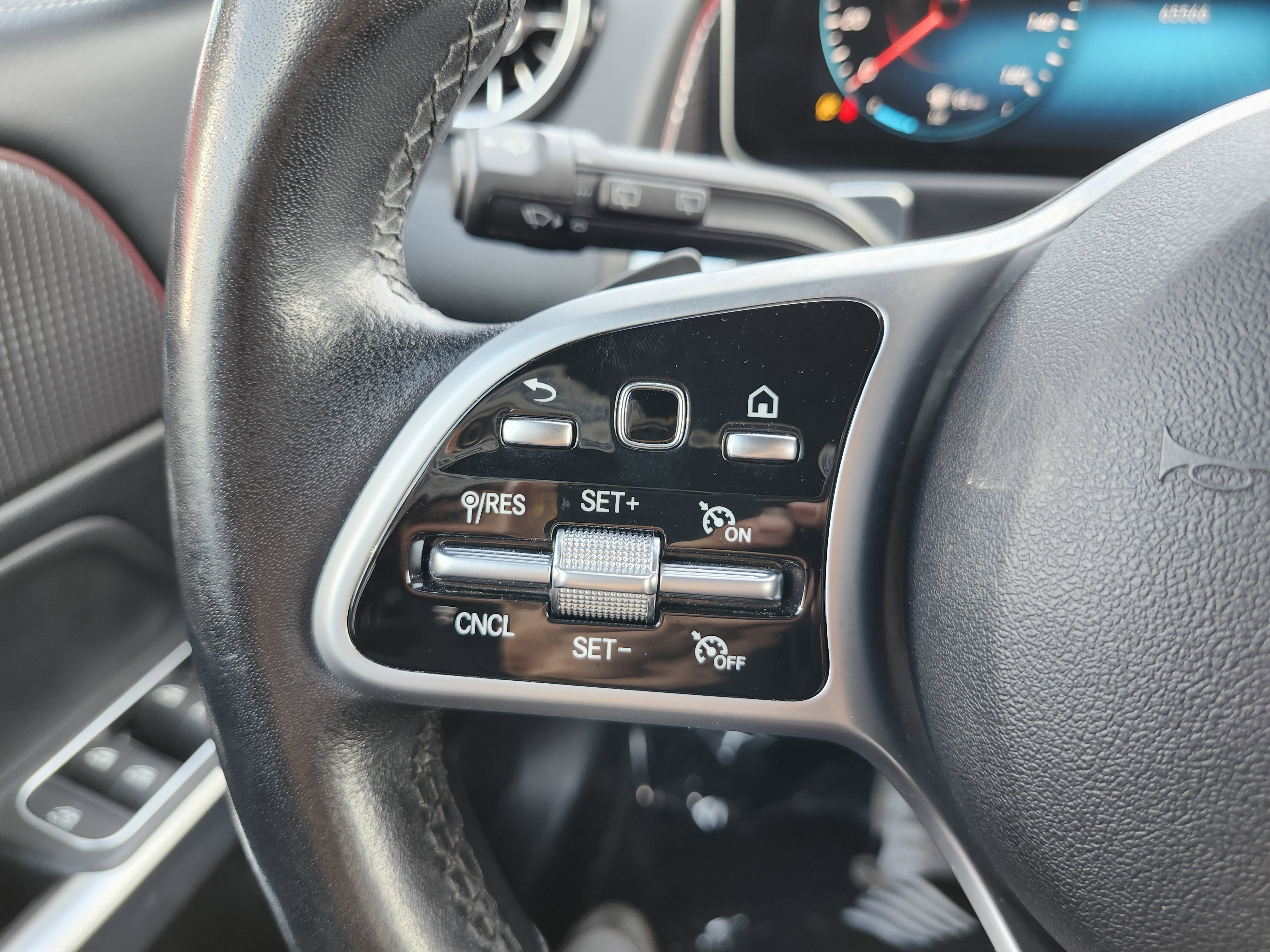 Used 2020 Mercedes-Benz GLB 250 4MATIC w/ Premium Package image 36