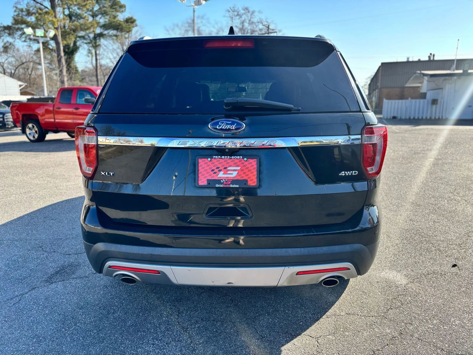 Used 2017 Ford Explorer XLT w/ Equipment Group 202A AWD/4WD image 4