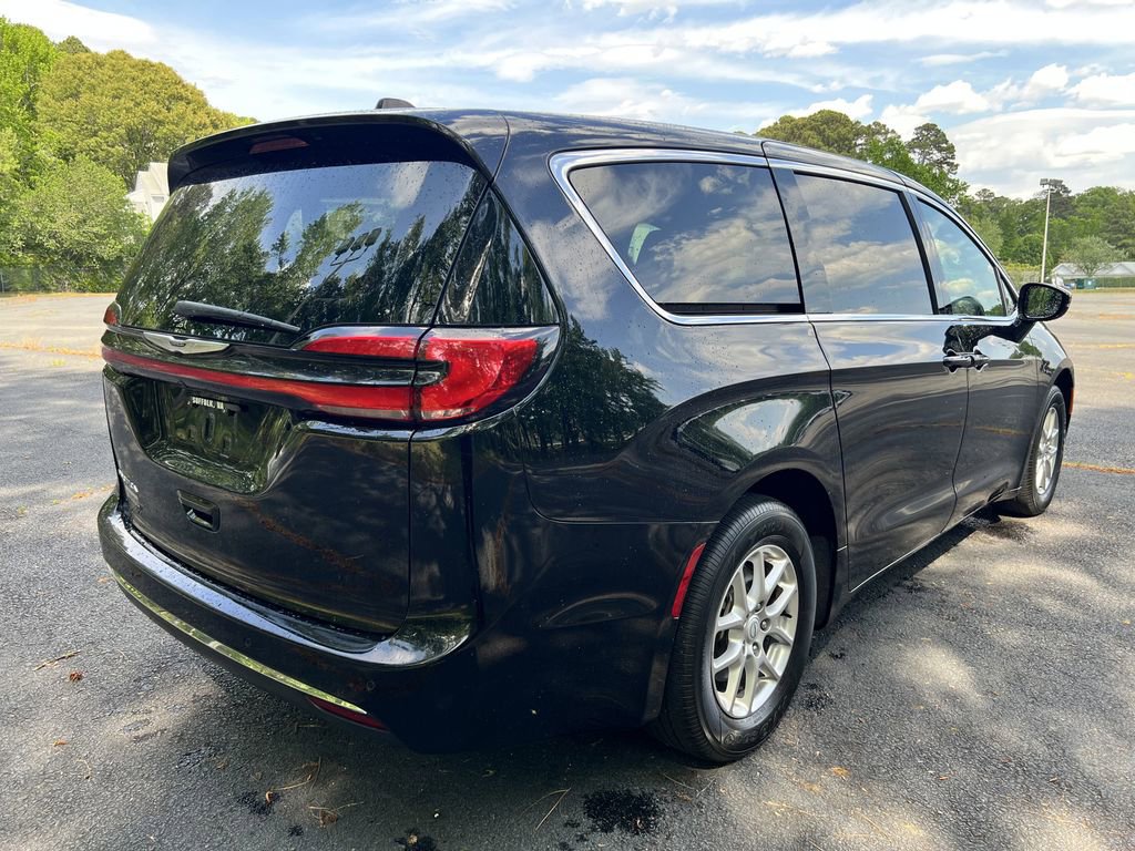 Used 2025 Chrysler Pacifica Select FWD image 3