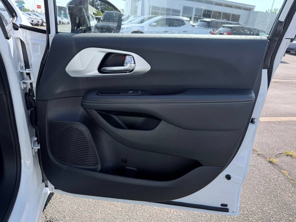 Used 2025 Chrysler Pacifica Limited FWD image 19