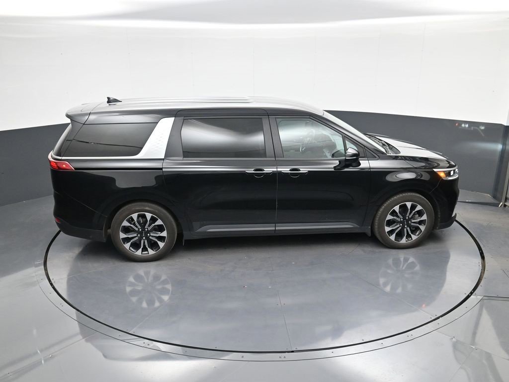 Used 2022 Kia Carnival EX image 32