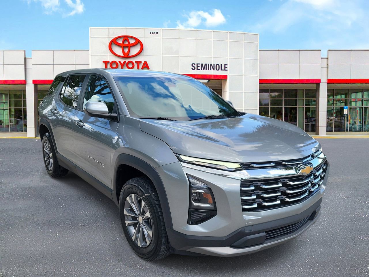 Used 2025 Chevrolet Equinox LT image 2