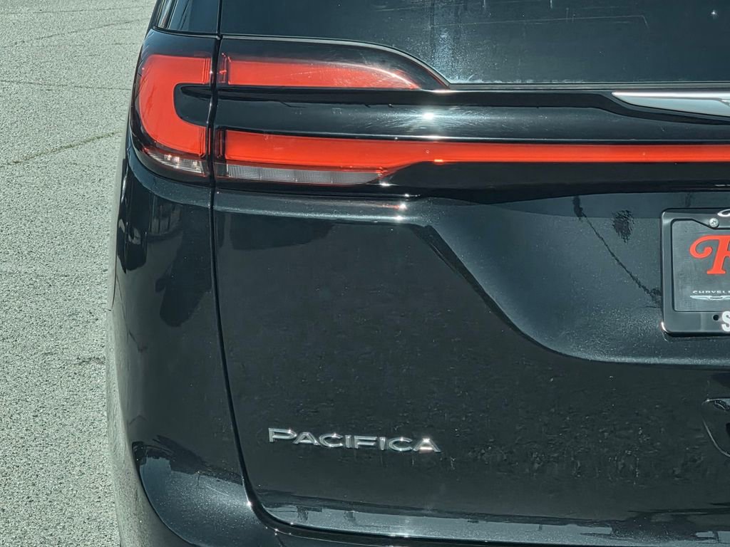 Certified 2023 Chrysler Pacifica Touring-L image 8