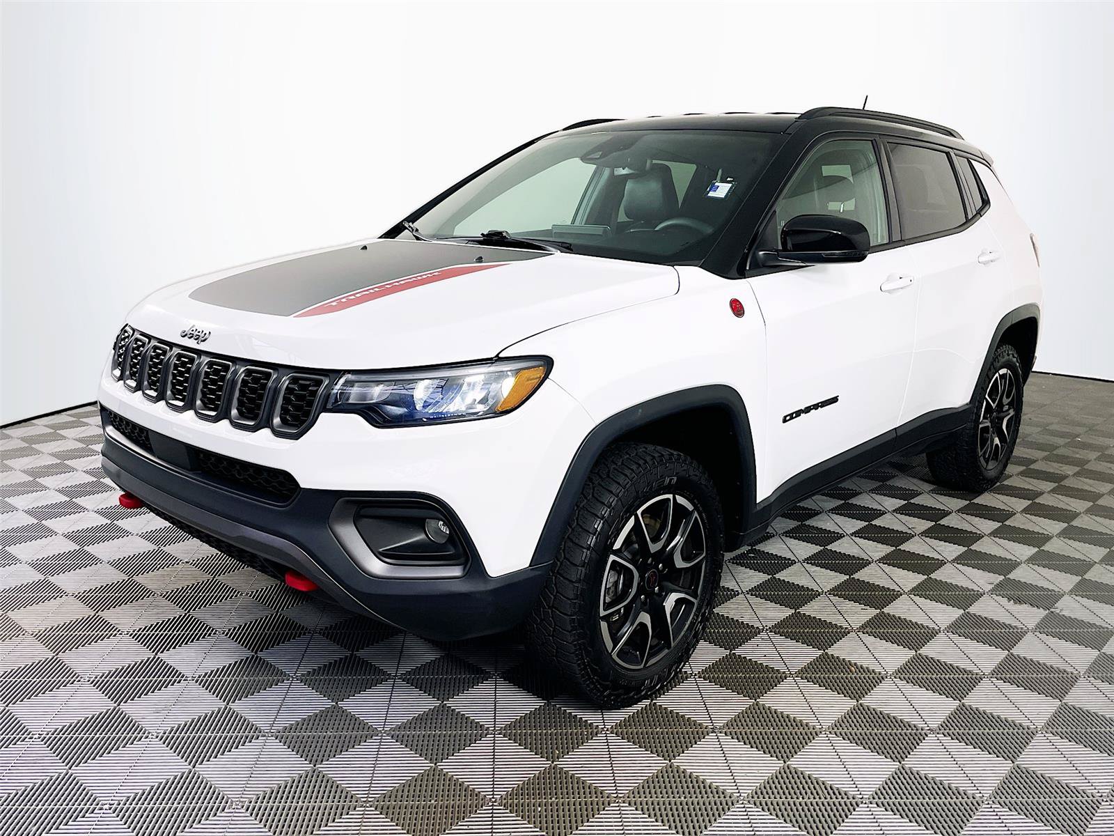 Used 2025 Jeep Compass Trailhawk AWD/4WD image 3