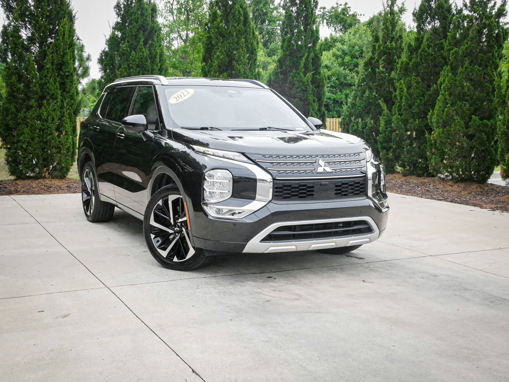Used 2023 Mitsubishi Outlander SEL FWD image 2
