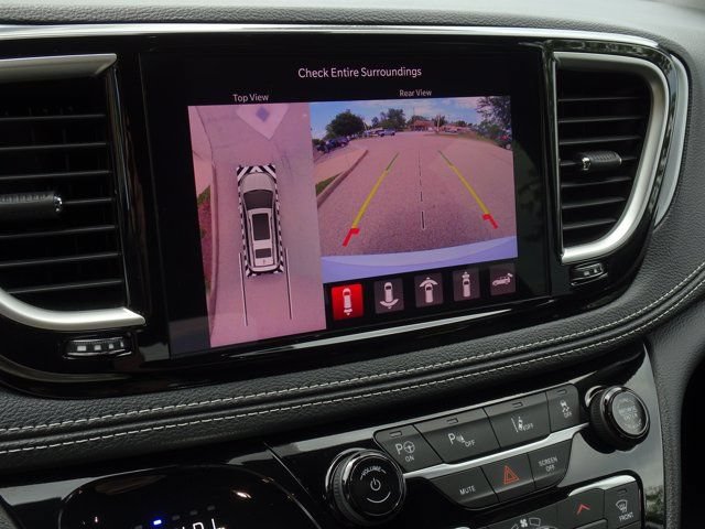 Used 2024 Chrysler Pacifica Limited w/ Uconnect Theater Family Group FWD image 21