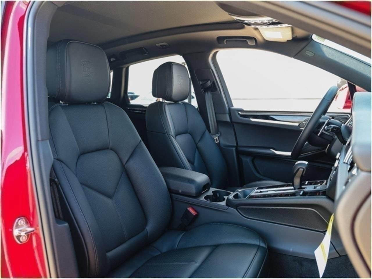 Certified 2025 Porsche Macan AWD/4WD image 28