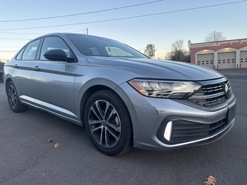 Used 2023 Volkswagen Jetta Sport image 3
