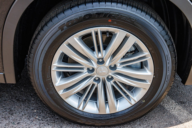 New 2025 Mitsubishi Outlander ES image 12