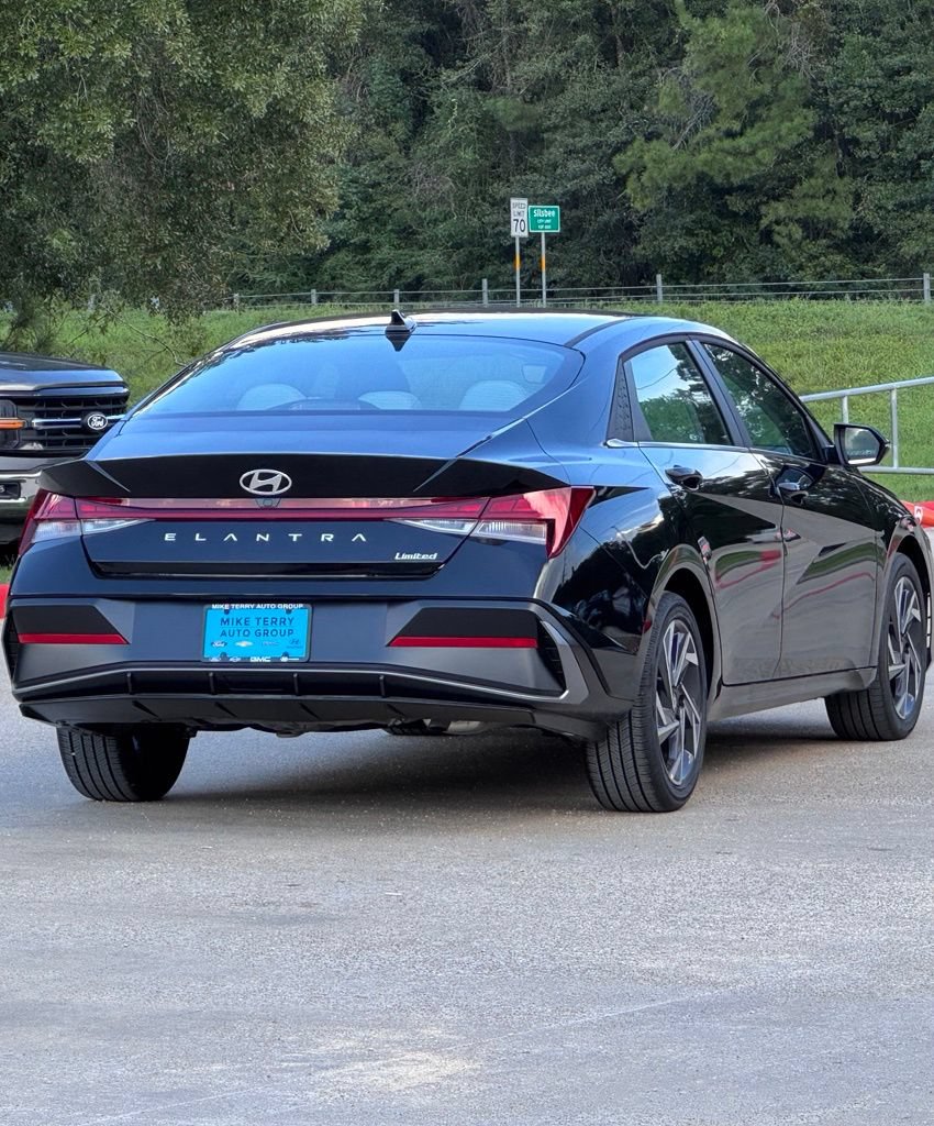 New 2026 Hyundai Elantra Limited FWD image 14