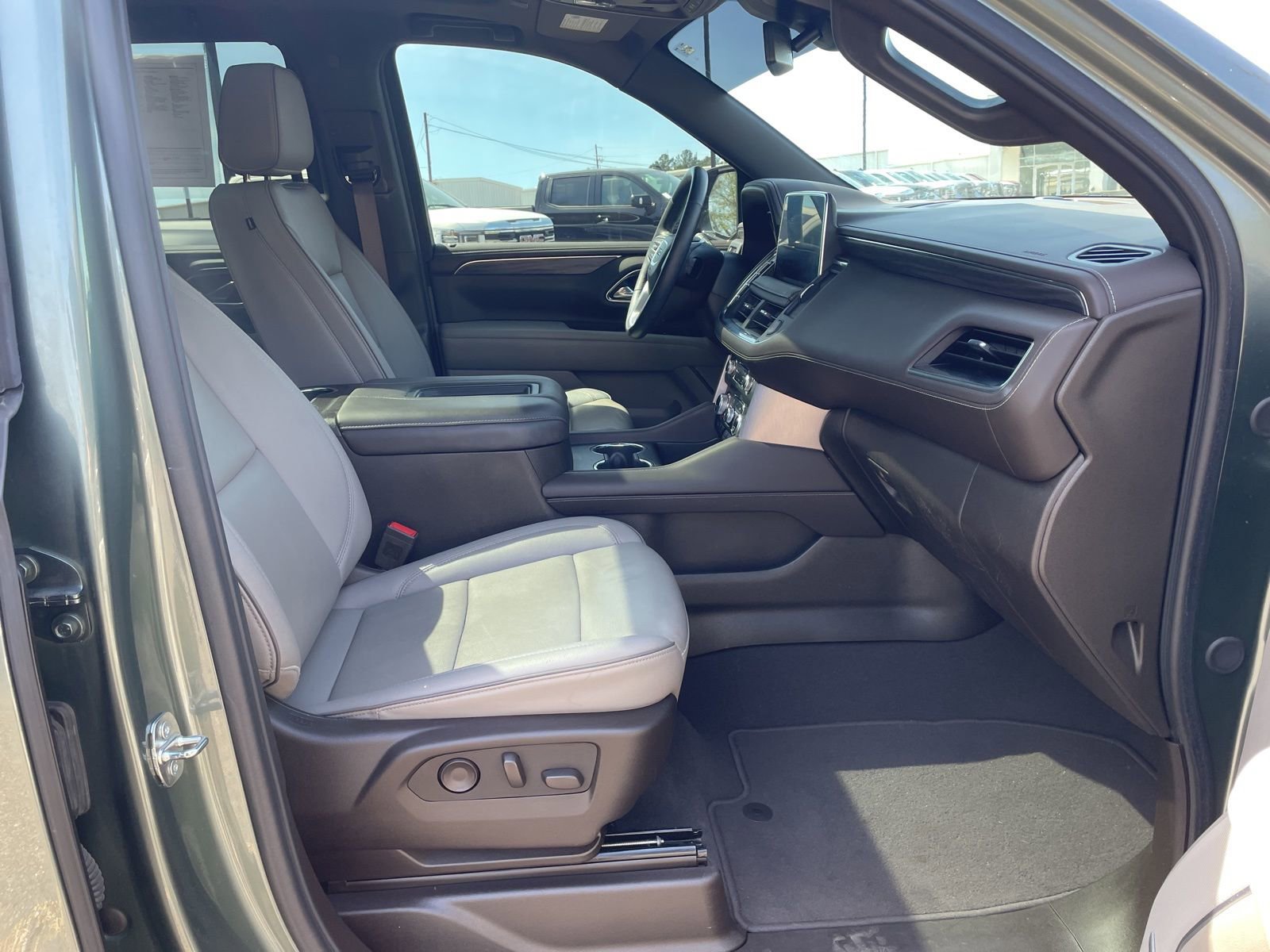 Used 2024 GMC Yukon SLT w/ SLT Luxury Package image 30