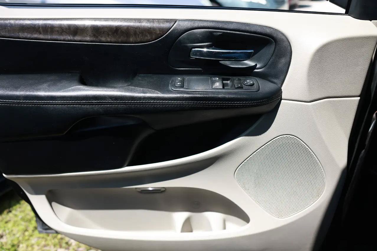 Used 2011 Dodge Grand Caravan Express FWD image 35