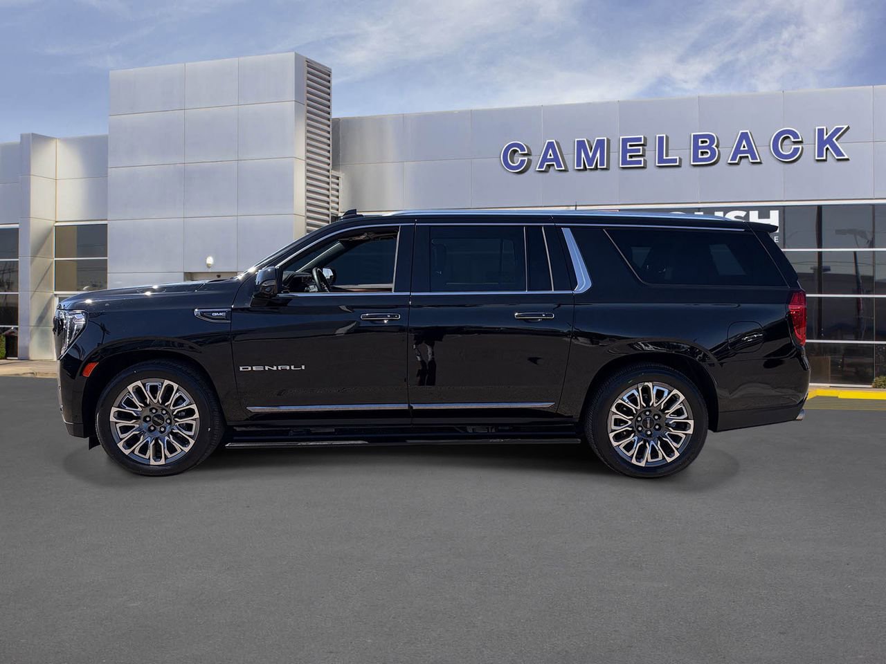 Used 2023 GMC Yukon XL Denali Ultimate w/ LPO, Floor Liner Package AWD/4WD image 3