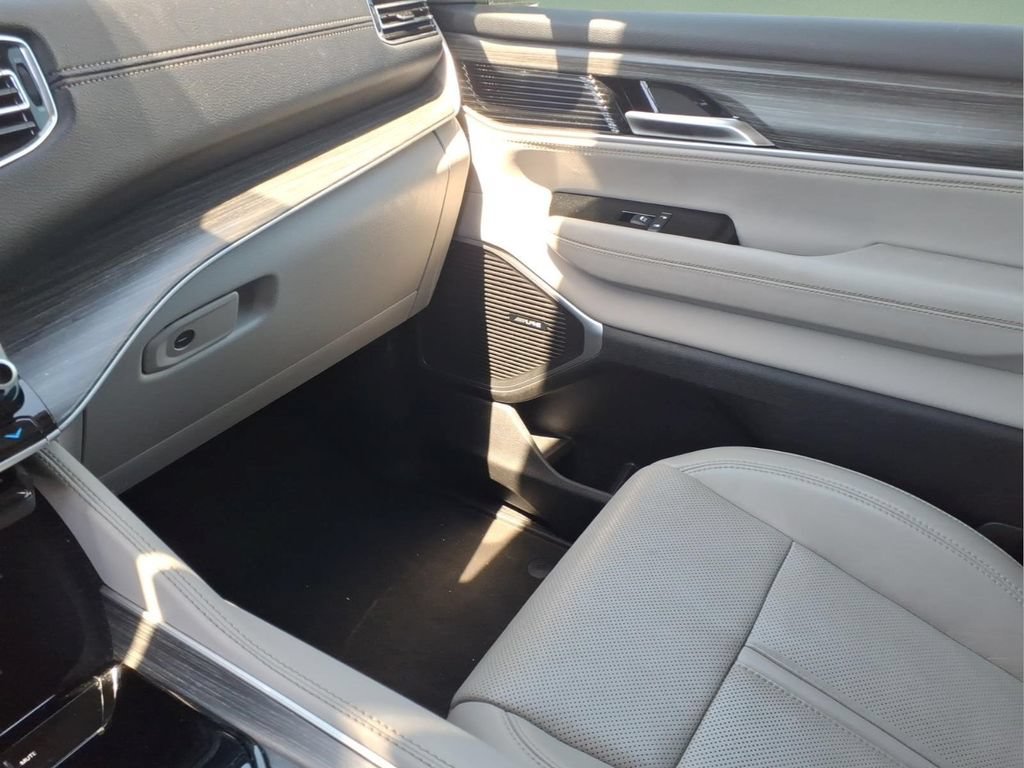 Used 2023 Jeep Wagoneer L Series II AWD/4WD image 23