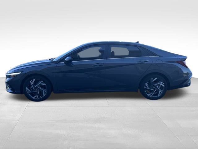 Used 2025 Hyundai Elantra Limited FWD image 2