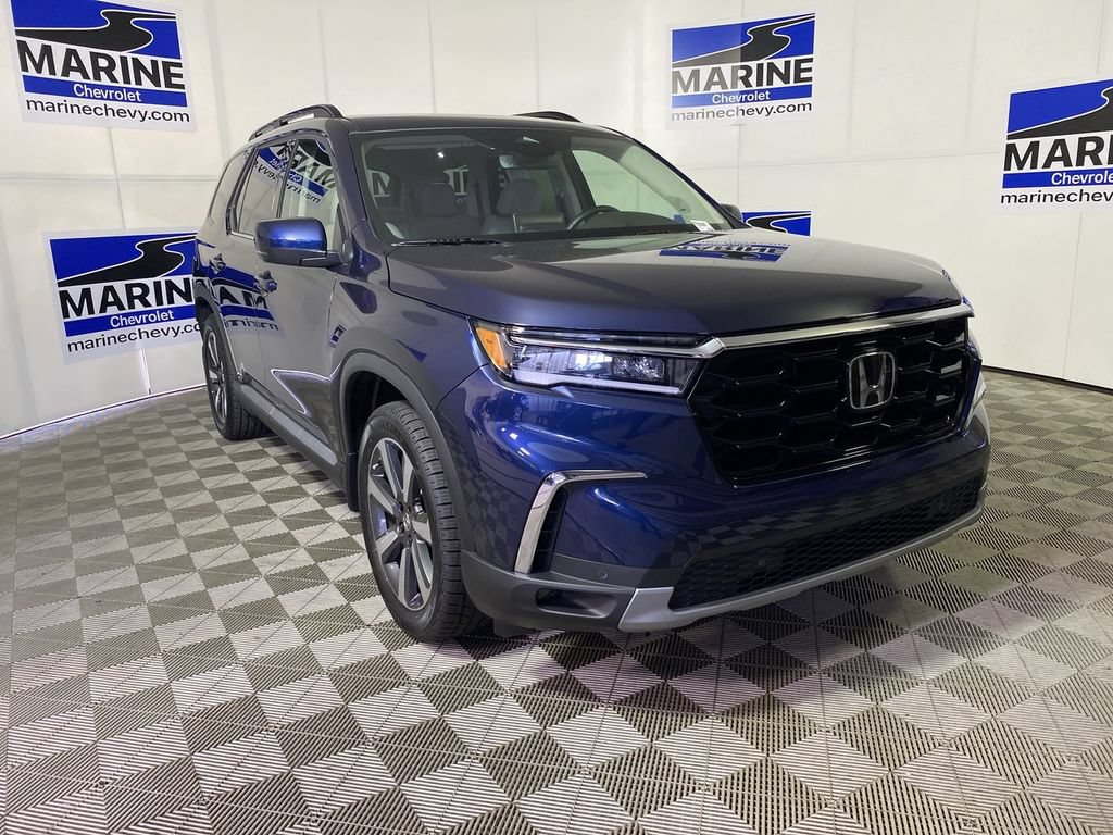 Used 2025 Honda Pilot Touring image 1