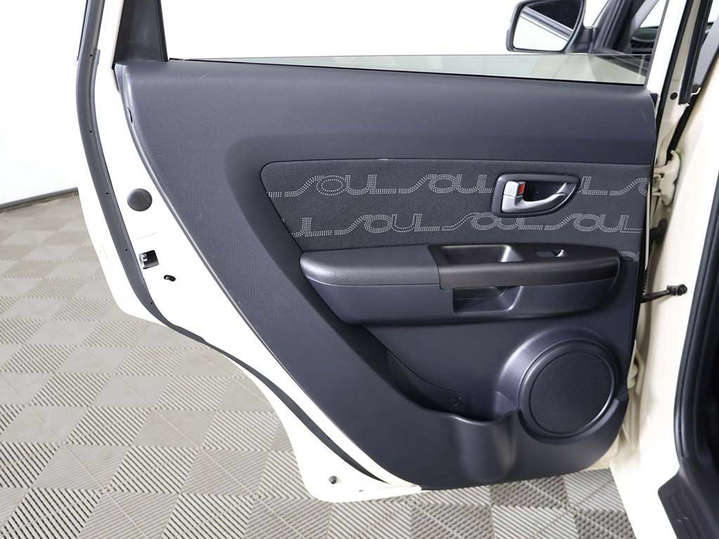 Used 2013 Kia Soul + FWD image 19