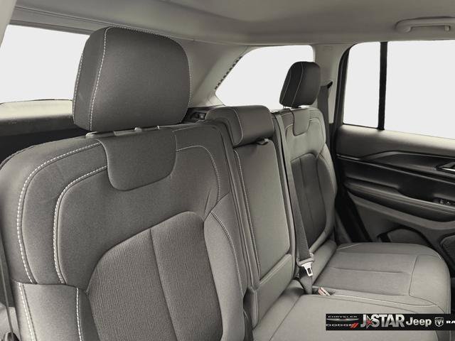 Used 2023 Jeep Grand Cherokee Laredo AWD/4WD image 30