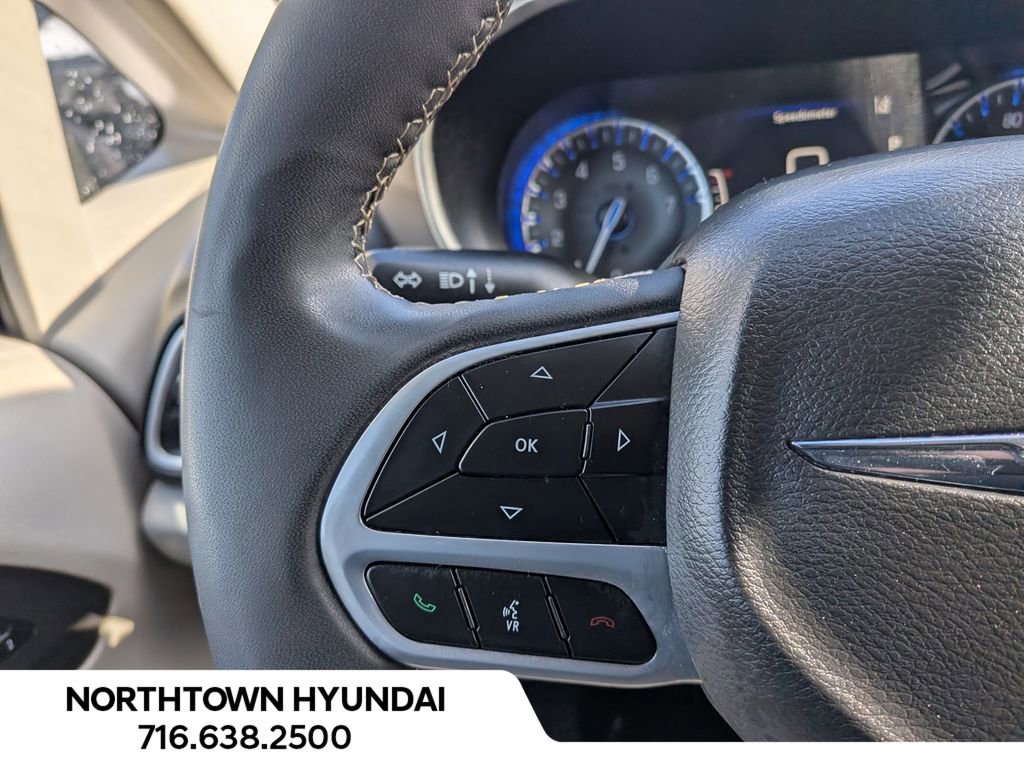 Used 2024 Chrysler Pacifica Touring-L image 26