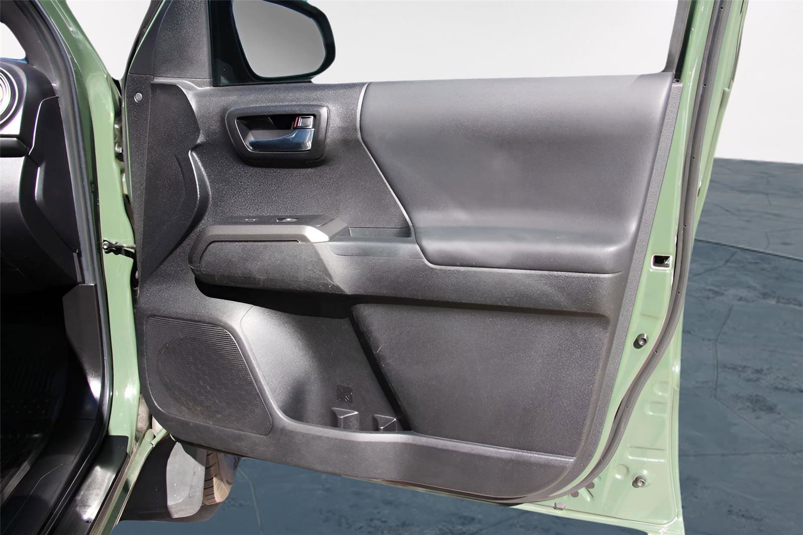 Used 2022 Toyota Tacoma TRD Sport w/ Technology Package image 29