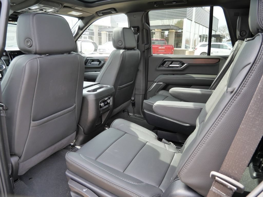 Used 2025 GMC Yukon Denali w/ Sun & Power Step Package AWD/4WD image 36