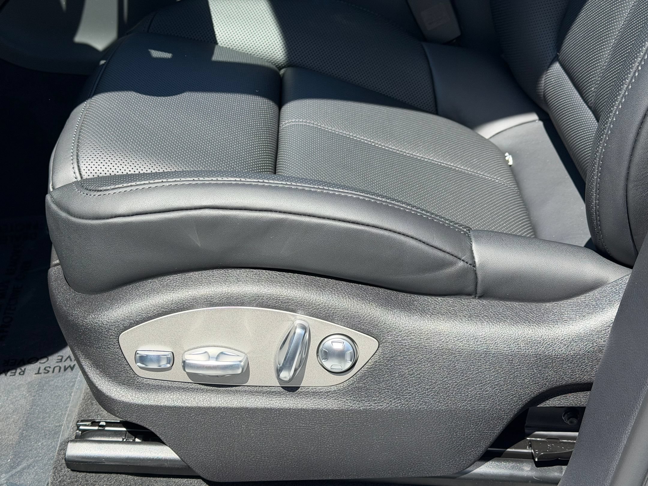 Used 2026 Porsche Macan AWD/4WD image 25