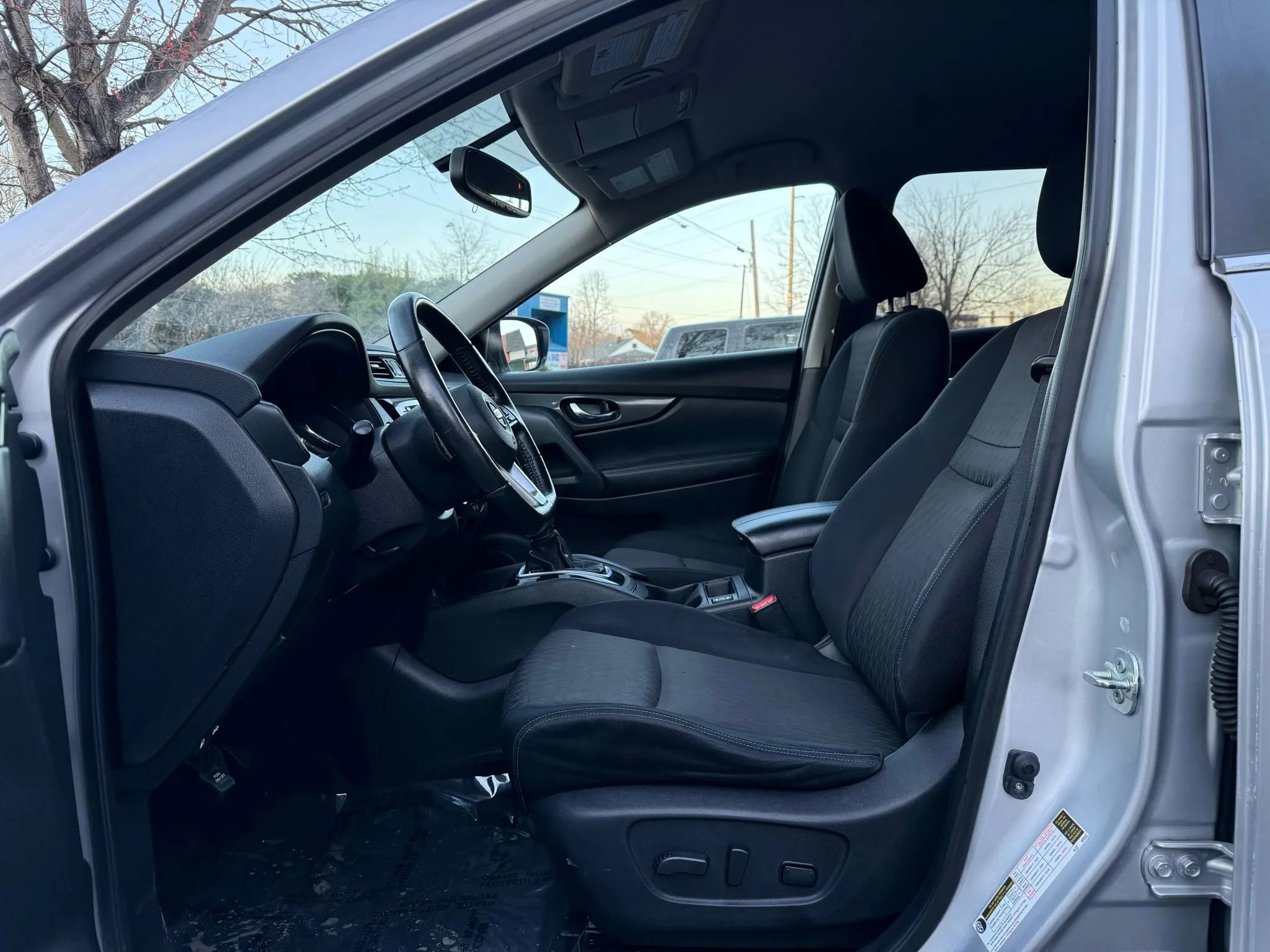 Used 2017 Nissan Rogue SV w/ SV Premium Package AWD/4WD image 26