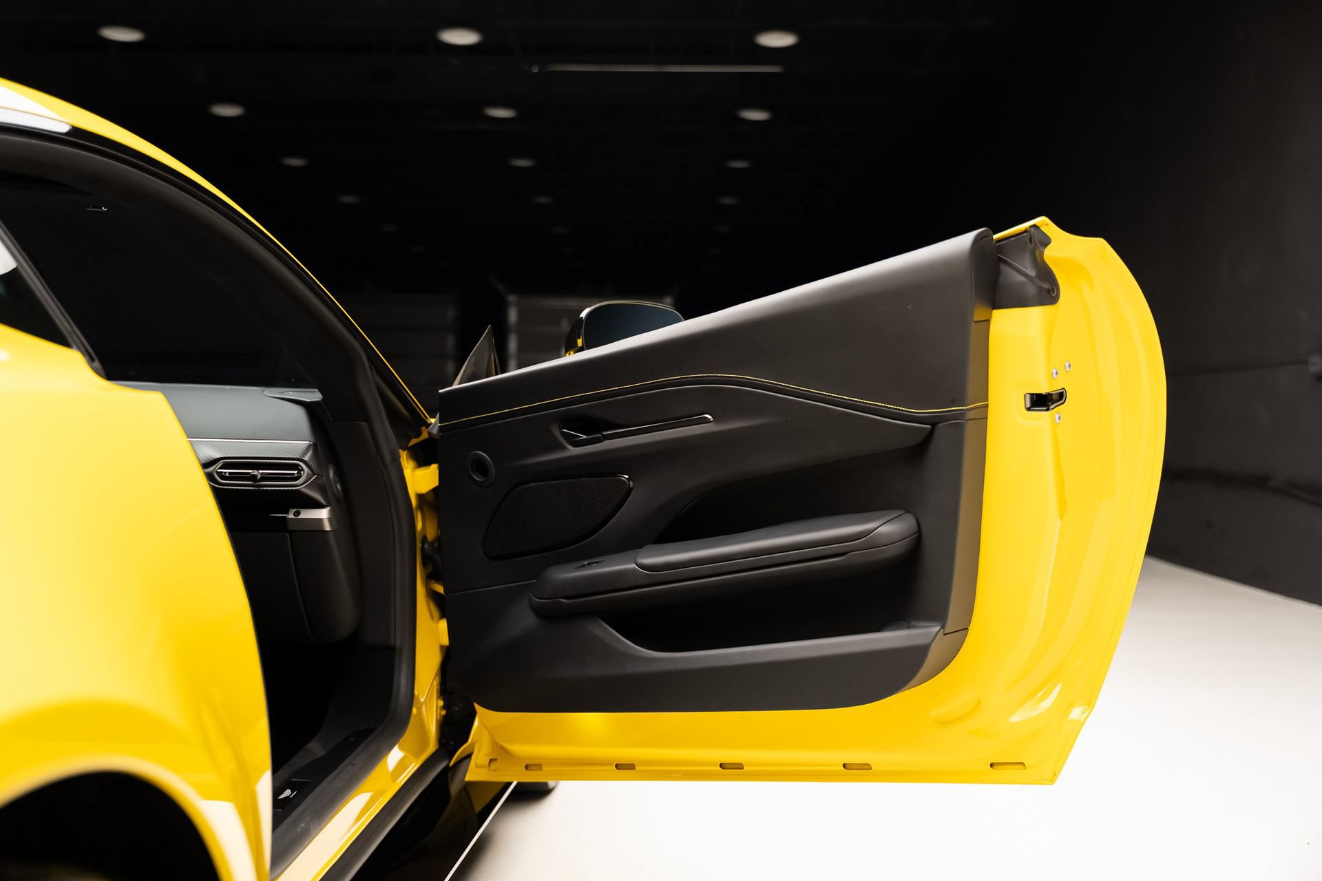 Used 2025 Aston Martin V8 Vantage Coupe RWD image 56