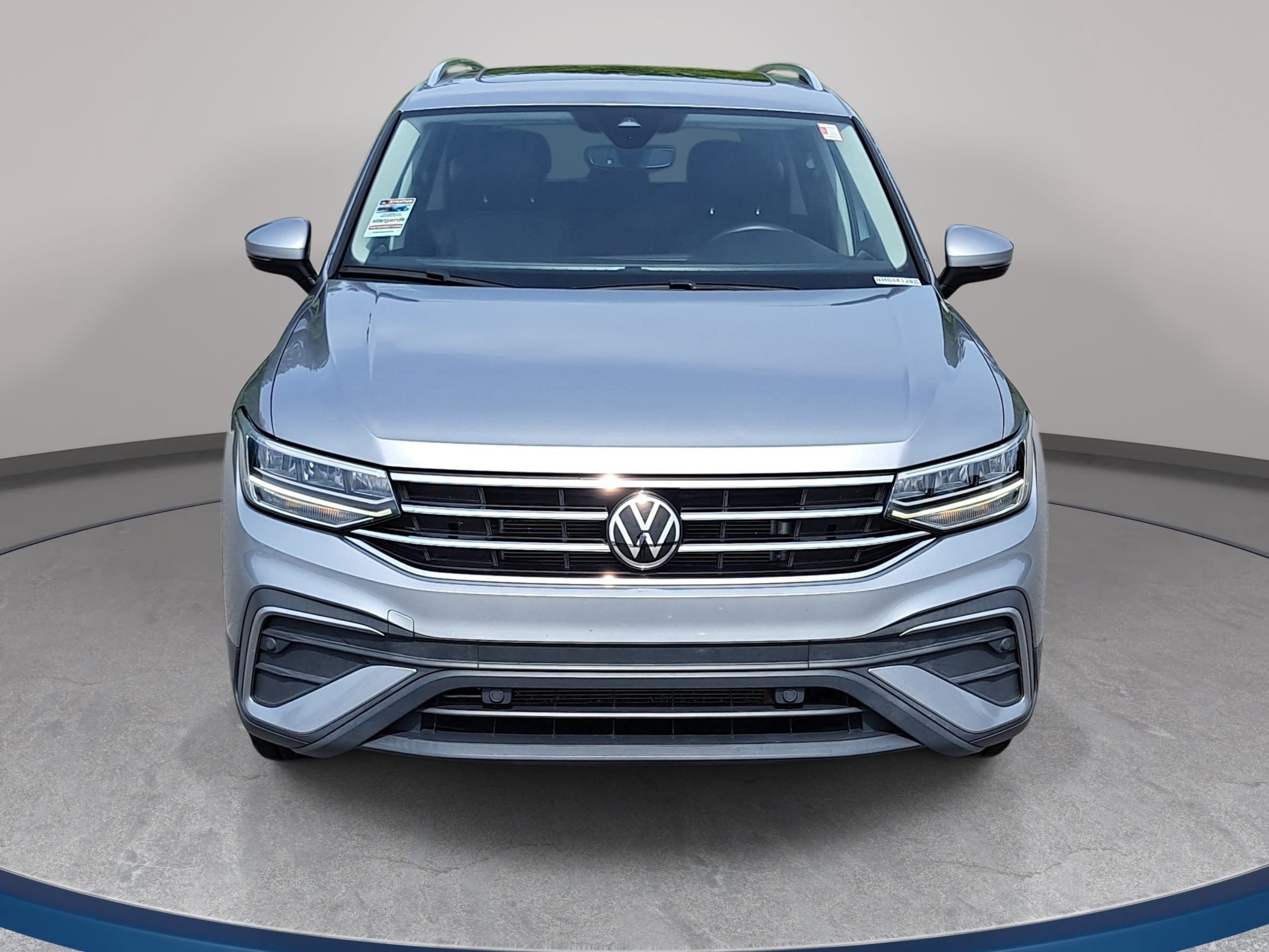 Certified 2022 Volkswagen Tiguan SE w/ Panoramic Sunroof Package AWD/4WD image 2