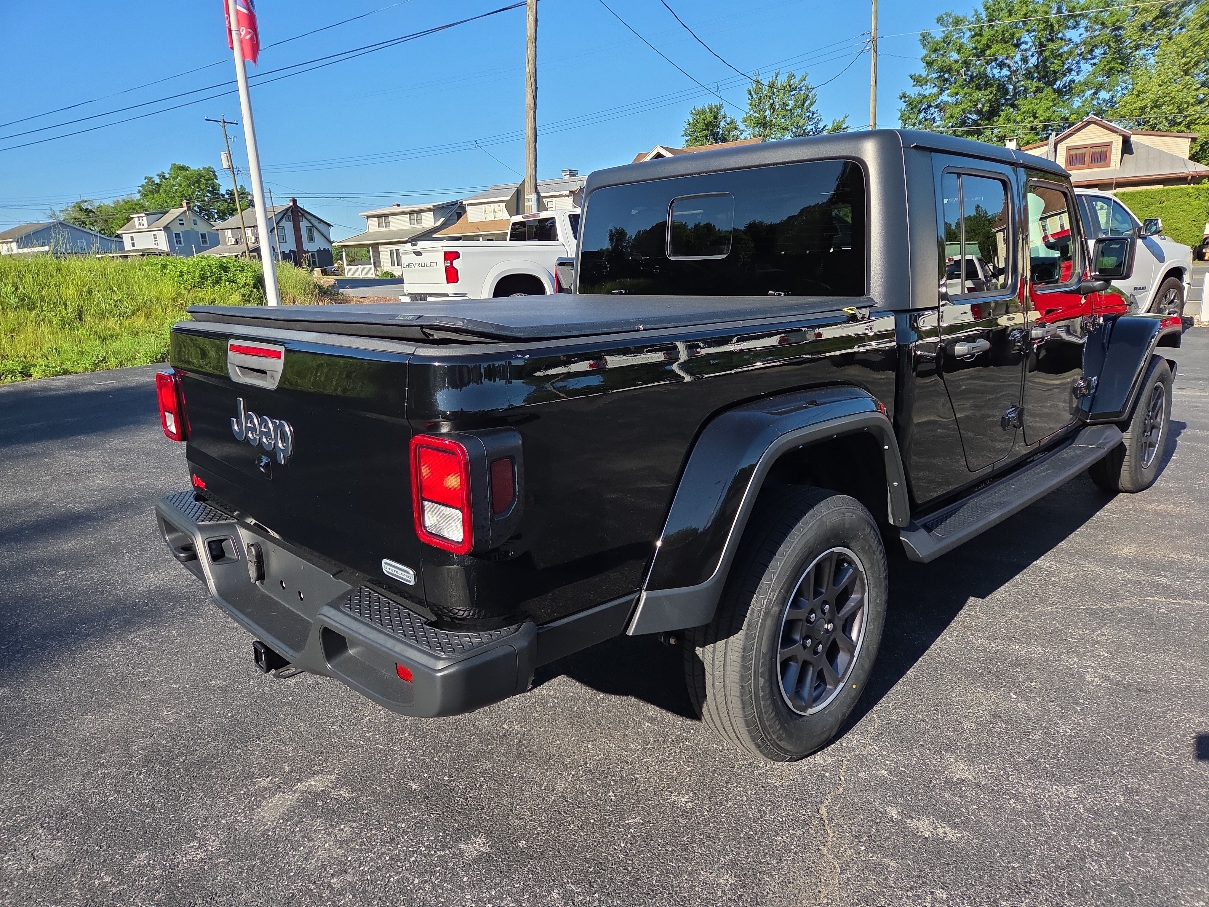 Certified 2021 Jeep Gladiator Overland w/ Cold Weather Group AWD/4WD image 4